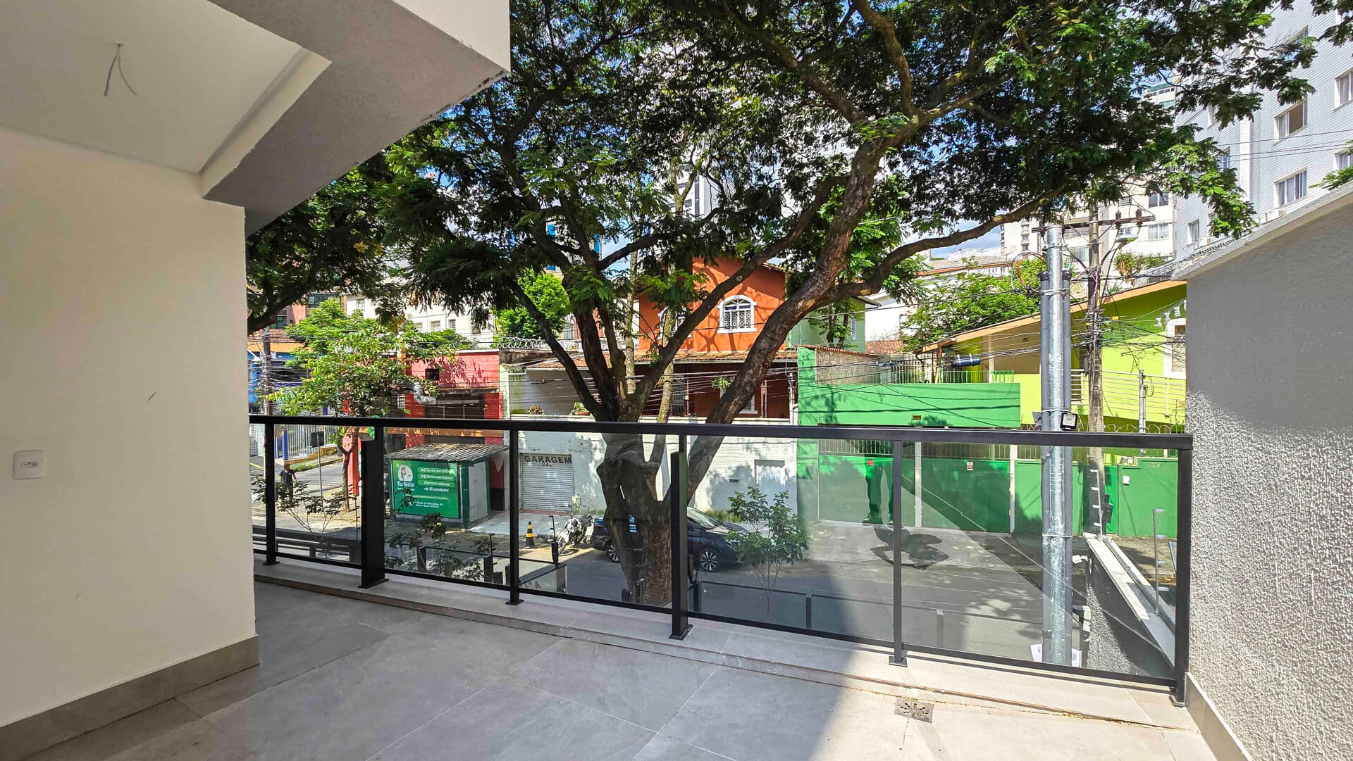 Linda Área Privativa 3 Quartos, 1 Suíte e 2 Semi-suítes, 138,33 m2 (82,46 m2 Interno + 55,87 m2 Externo), Varanda - no Santo Antônio, a um Quarteirão da Contorno!