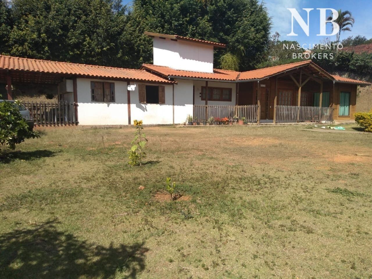 Granja a VENDA em Simão Pereira com 1308 m² composta por 03 suítes, 03 salas: