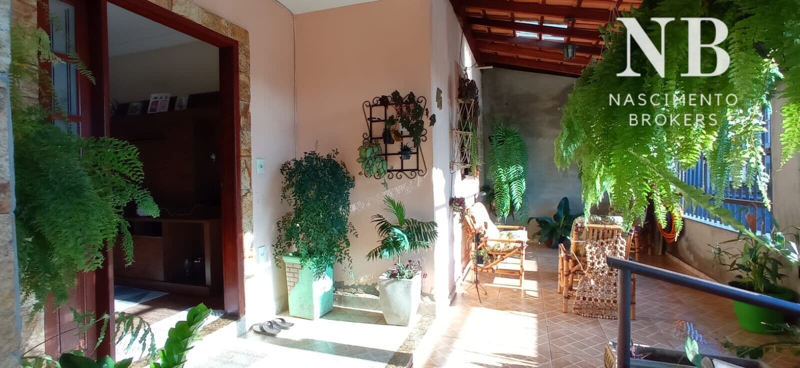 Ótima Casa Duplex à venda com 2 Suítes + 2 Vagas cobertas Por 360 mil, Jd Sta Isabel