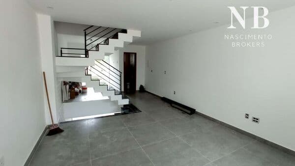 Casa com 3 Quartos e 4 banheiros à Venda, 200 m² por R$ 489.000