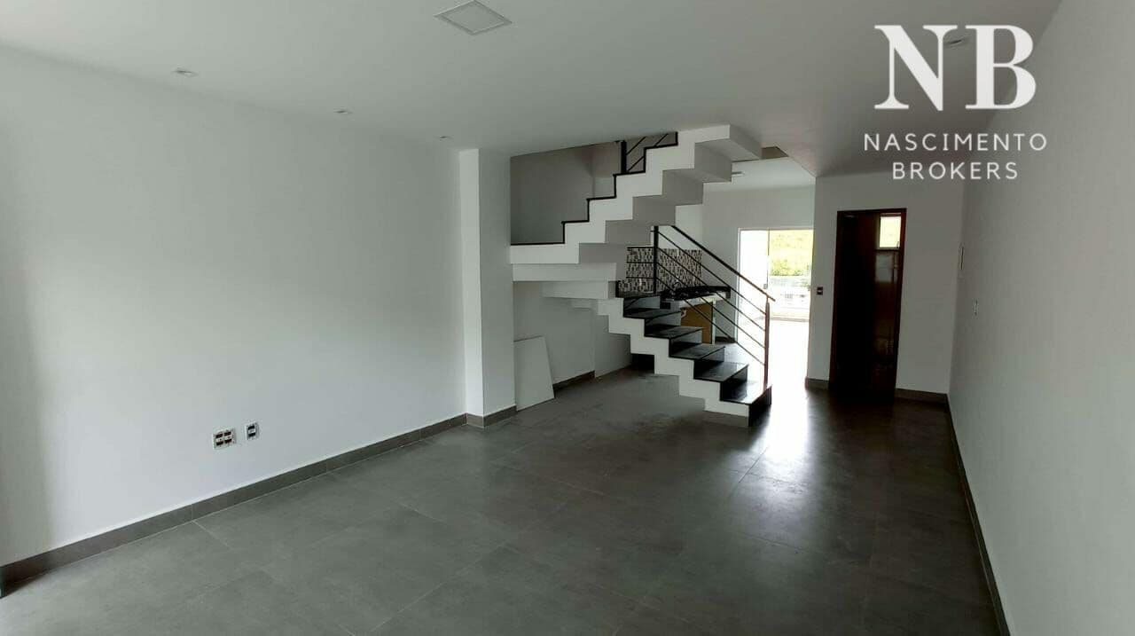 Casa com 3 Quartos e 4 banheiros à Venda, 200 m² por R$ 380.000