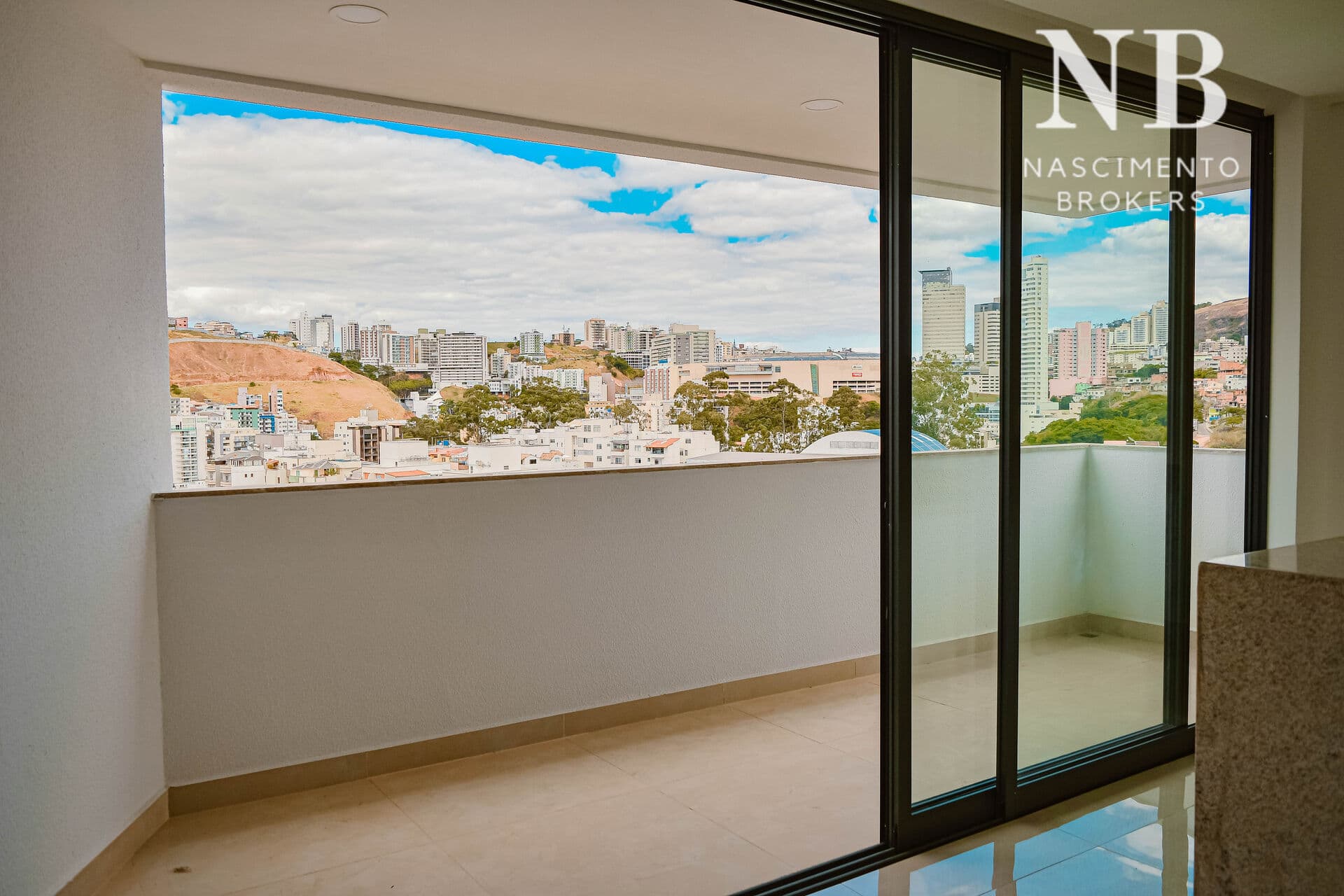 Apartamento 2 quartos com suíte e 2 vagas/ elevador/varanda
