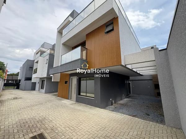 Triplex de alto padrão em condomínio c/ 208 m² privativos