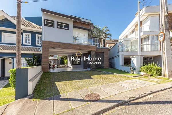 Residência em condomínio com 311 m² construídos em terreno de 372,80 m²