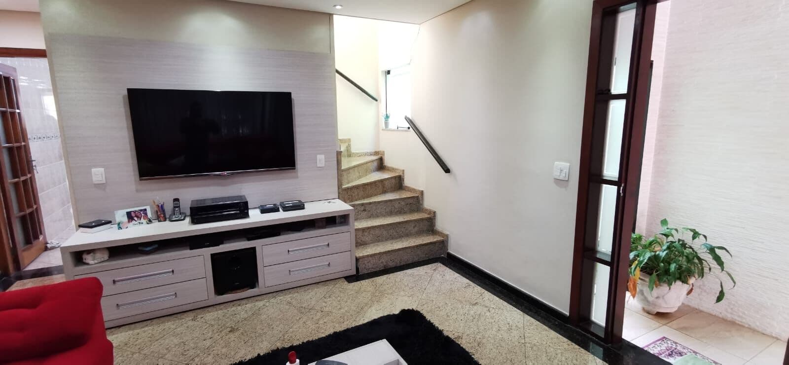 Ótima oportunidade! Apresentamos este lindo sobrado localizado no charmoso bairro da Vila Rosália, em Guarulhos.
