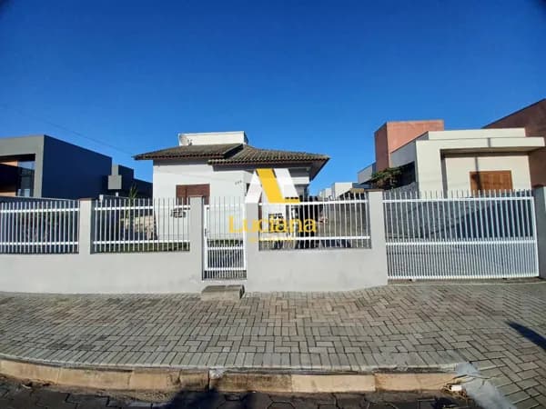 Casa com piscina bairro Caverazinho em Araranguá SC