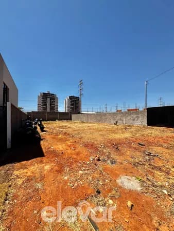 Lote Murado com 408 m² – Condomínio Portal dos Hibiscos no Bairro Ibituruna