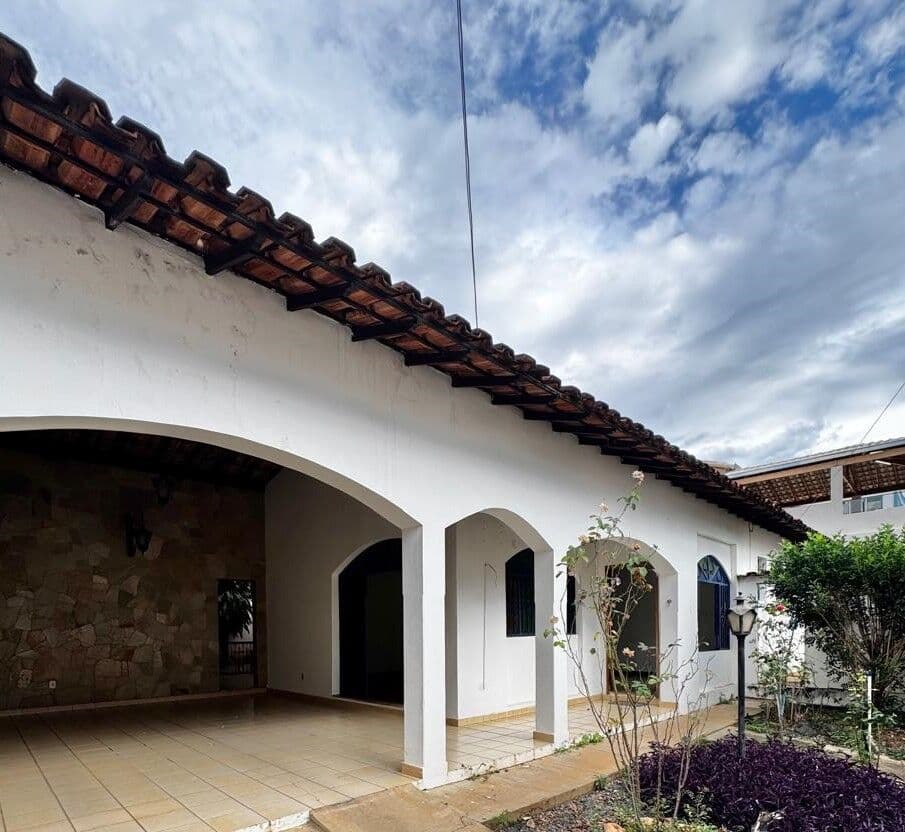 Casa Residencial/Comercial com 11 Cômodos no Bairro Cândida Câmara