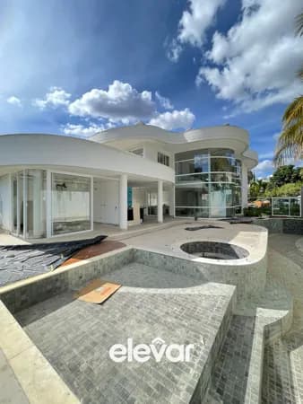 Casa de Alto Luxo com Vista para a Serra do Mel – Condomínio Vila Verde