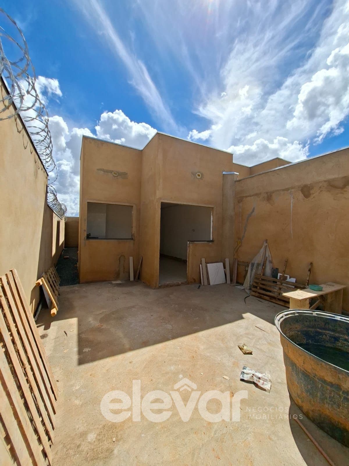 Casa com 03 quartos no Bairro Novo Primavera