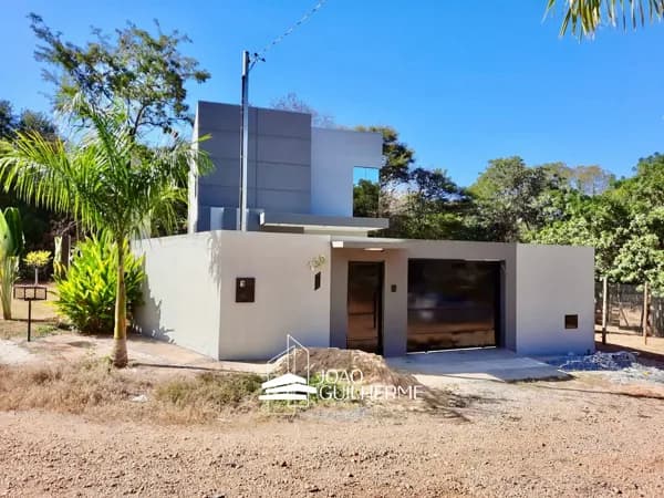 Casa sobrado em meio a natureza
