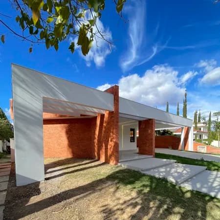 Casa com 3 Suítes no Condomínio Portal das Arueiras – Bairro Ibituruna