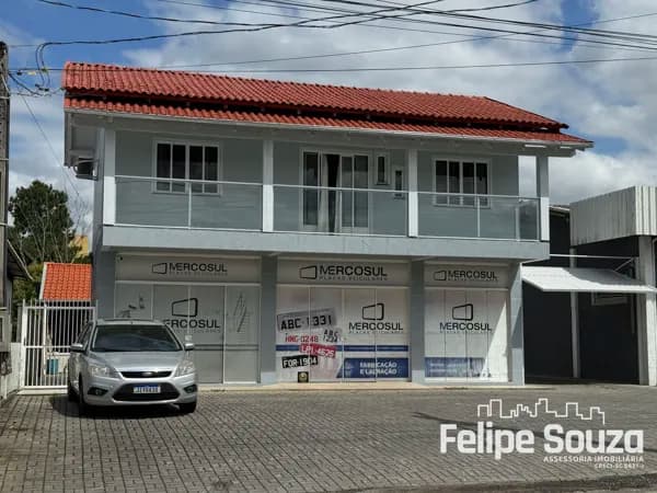 Prédio Comercial + Apartamento + Área de lazer com piscina