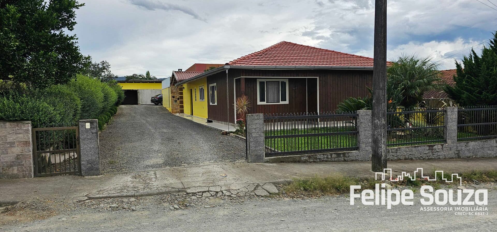 Vende casa Ampla, com piscina coberta