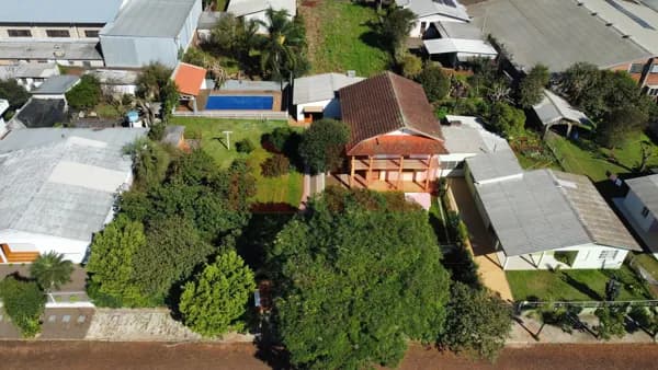 Casa sobrado com amplo terreno no Bairro Taquaruçu