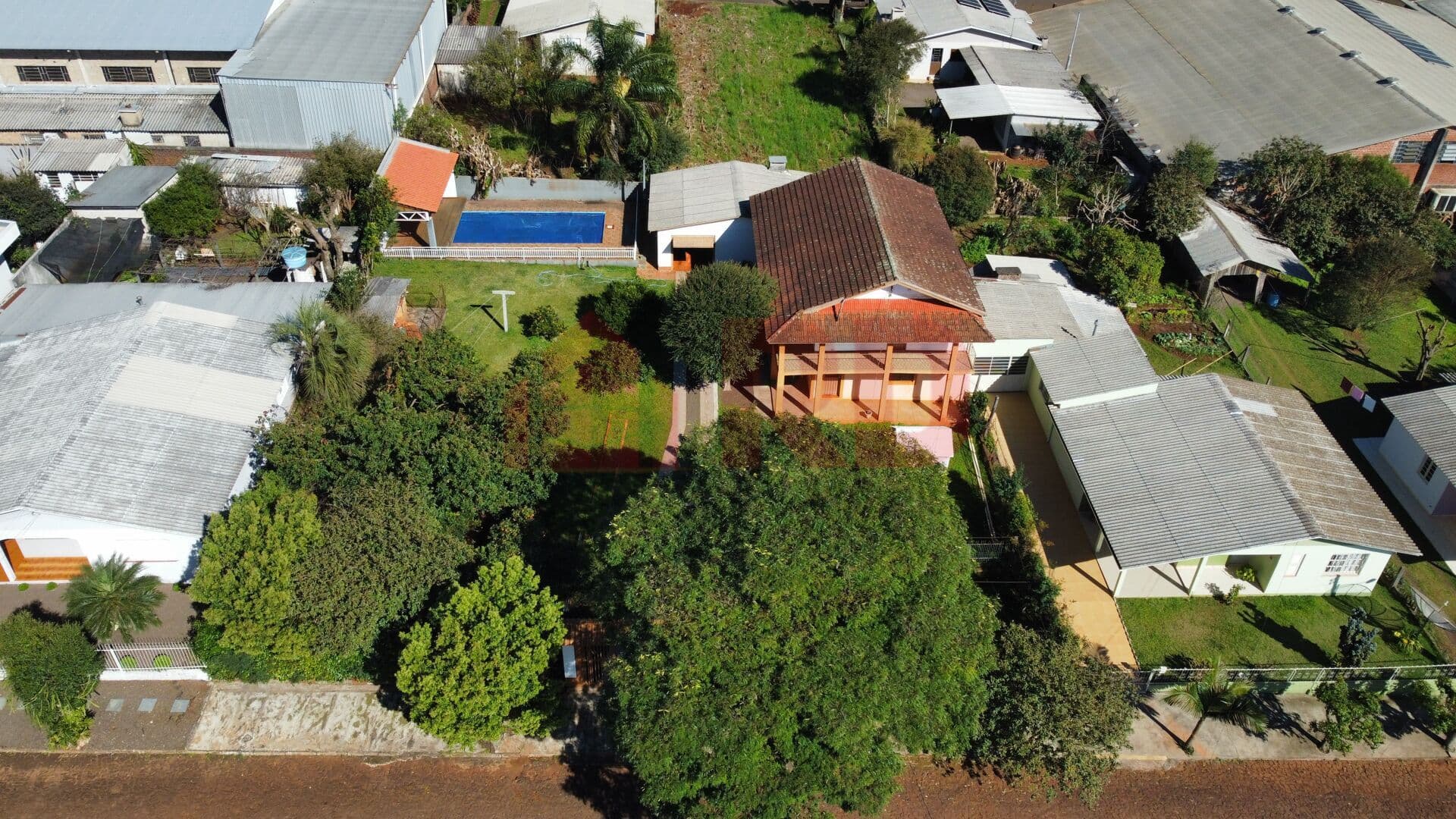 Casa sobrado com amplo terreno no Bairro Taquaruçu