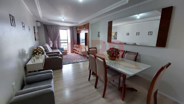 Apartamento semimobiliado no centro