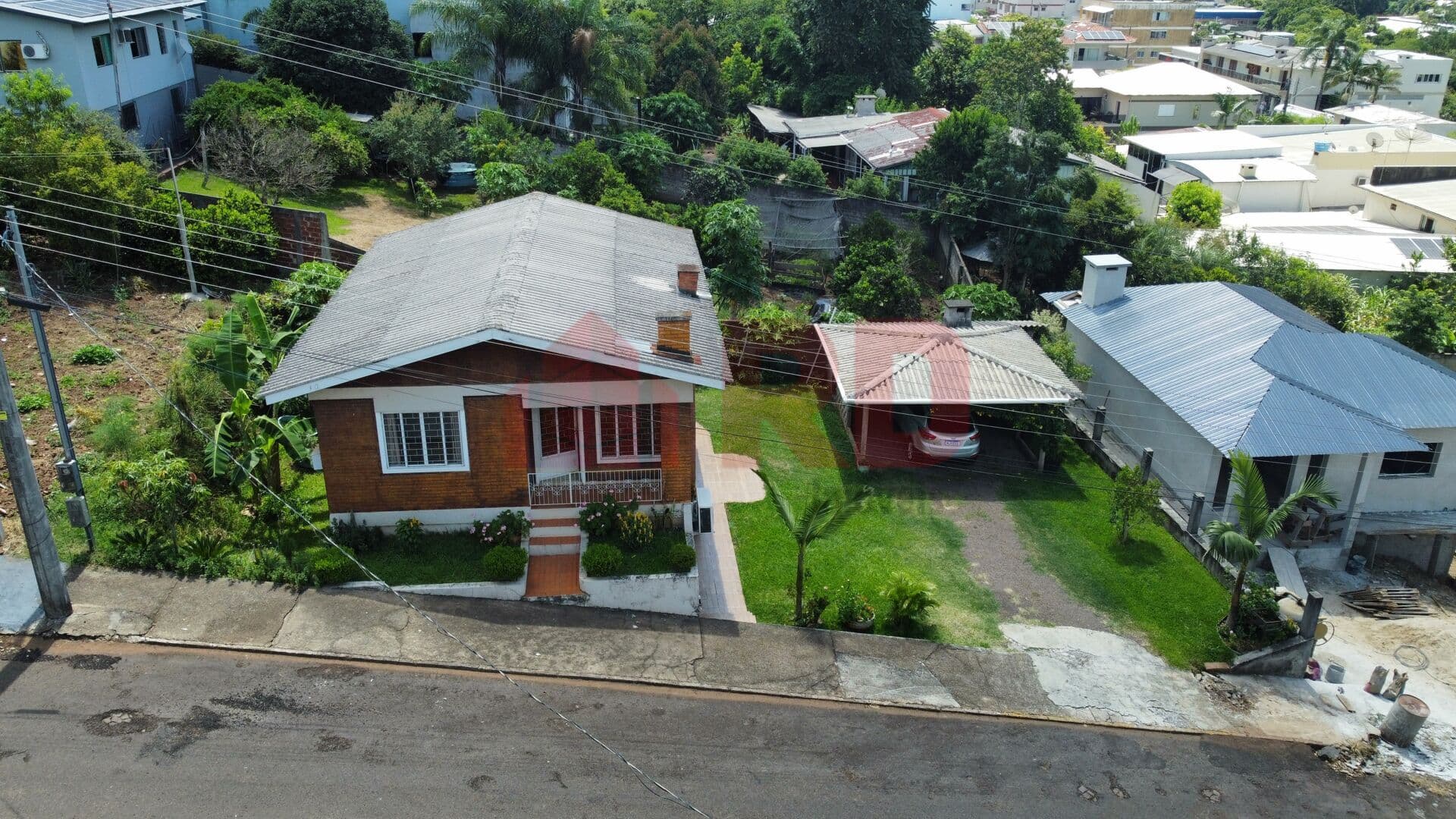 Casa com amplo terreno no centro em Liberato Salzano/RS