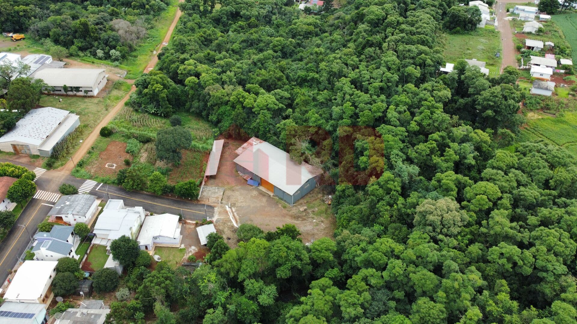 Amplo terreno com pavilhão próximo ao centro