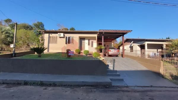 Casa com edícula e piscina
