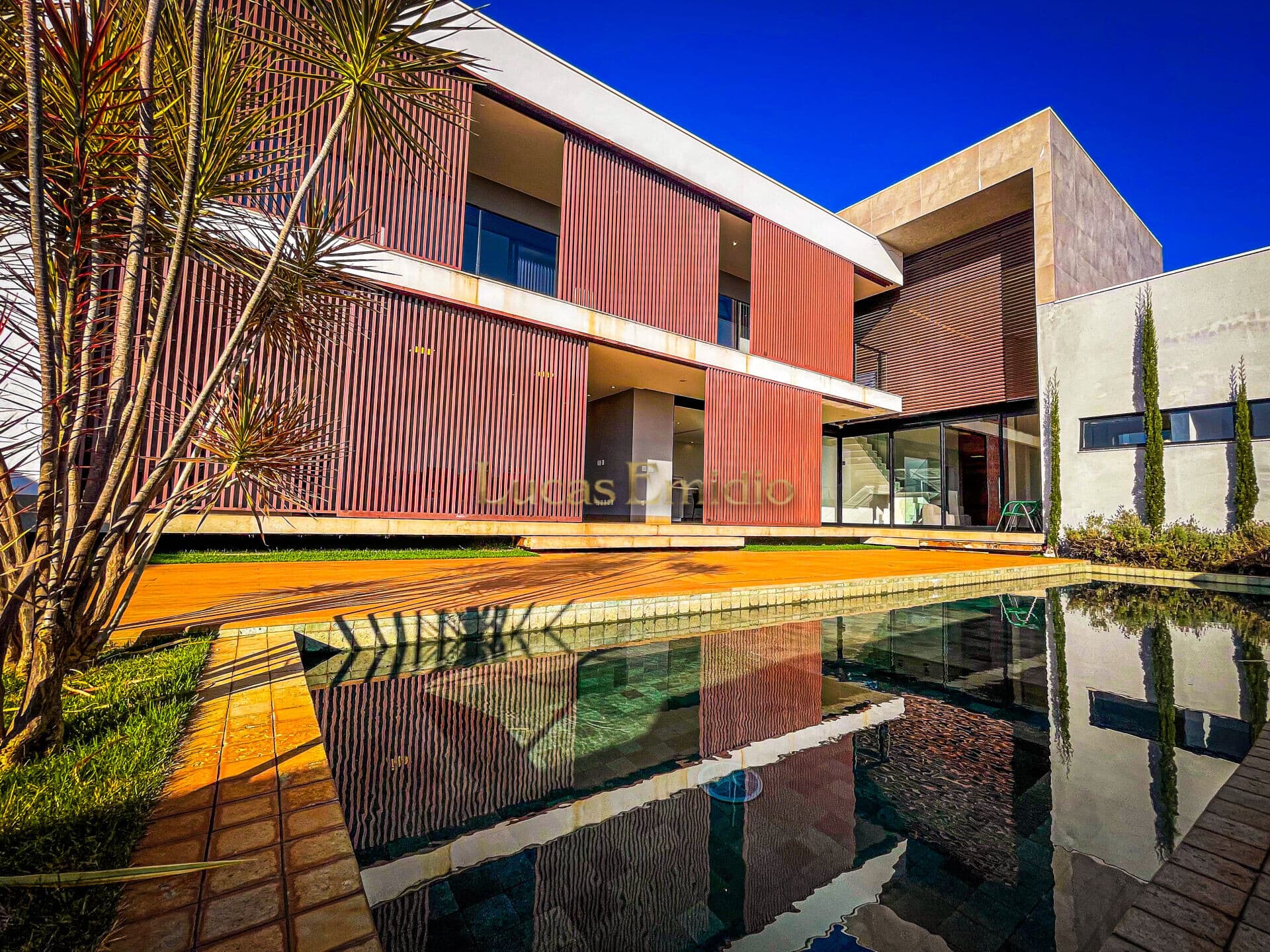 Casa Alto Padrão á venda em um dos melhores condomínios de Patos de Minas-MG.