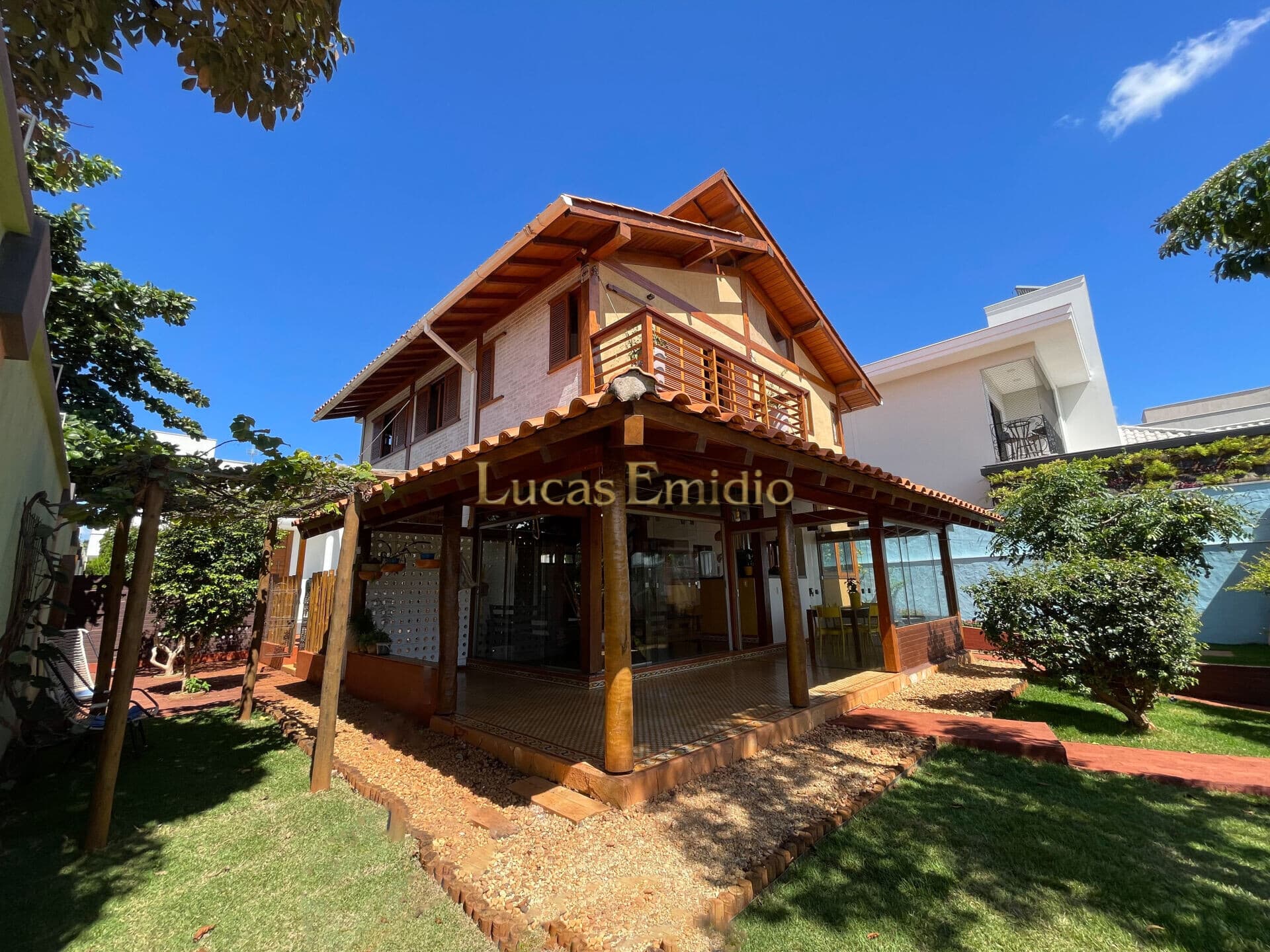Casa Alto Padrão á venda dentro de condomínio fechado em Patos de Minas!