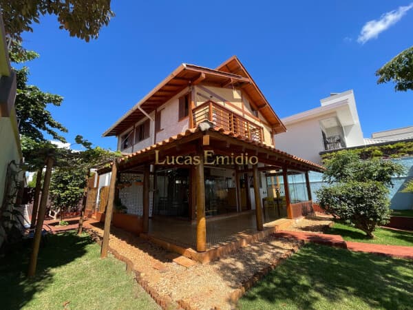 Casa Alto Padrão á venda dentro de condomínio fechado em Patos de Minas!