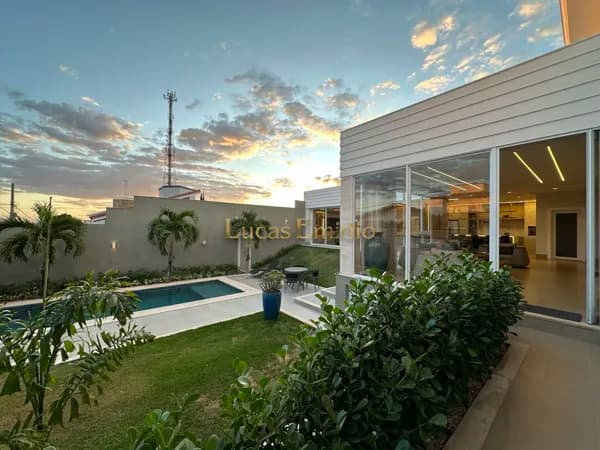 Casa Altíssimo Padrão há poucos passos do colégio Marista em Patos de Minas!