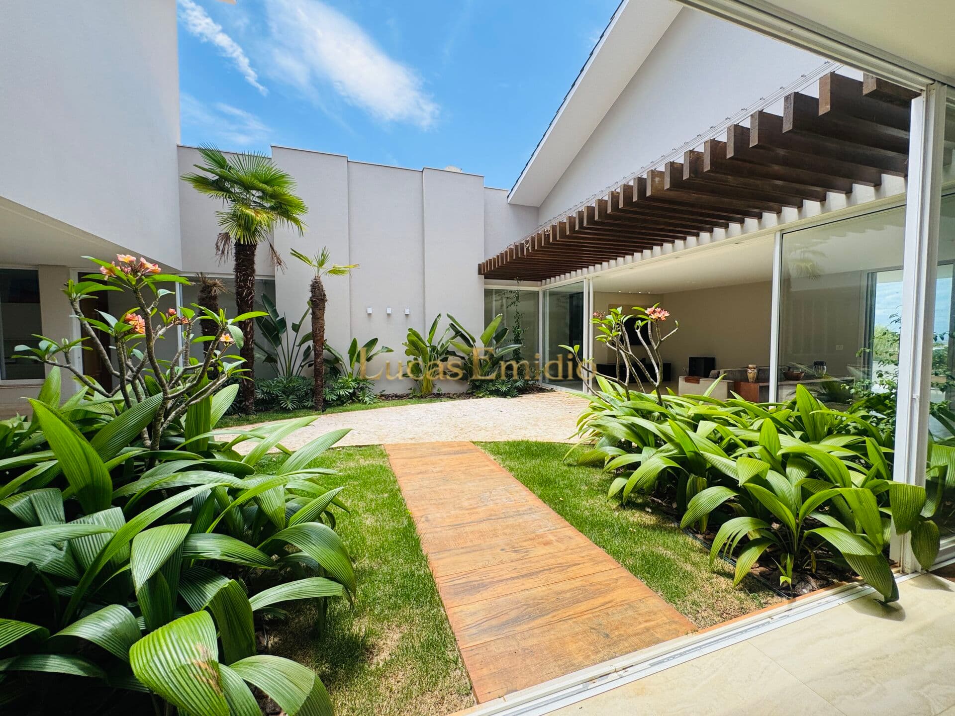 Casa Alto Padrão à venda em condomínio fechado em Patos de Minas!