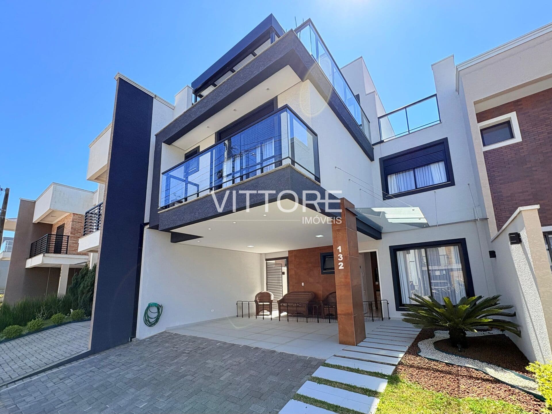 Sobrado em condomínio fechado 186m² - 04 dormitórios - Costeira - São José dos Pinhais