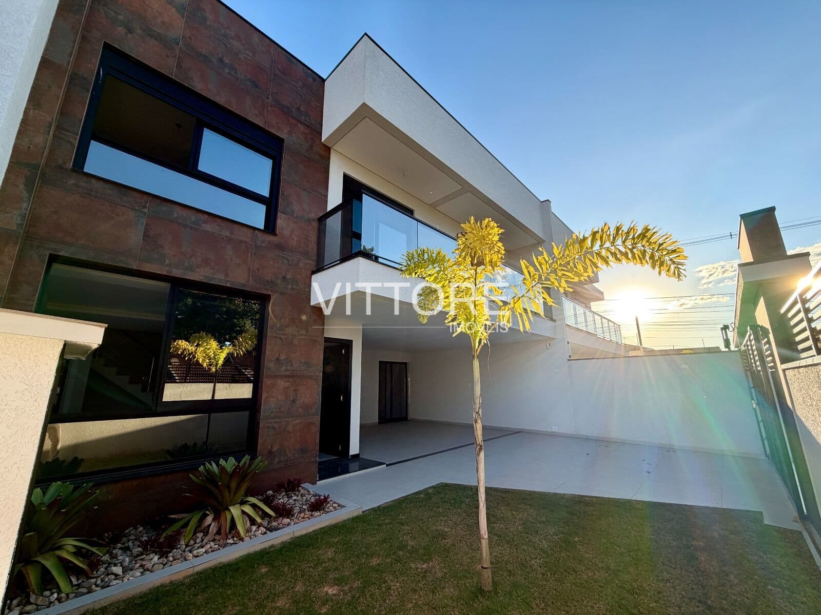 Sobrado novo e moderno 135m² - 03 dormitórios - Silveira da Motta - São José dos Pinhais