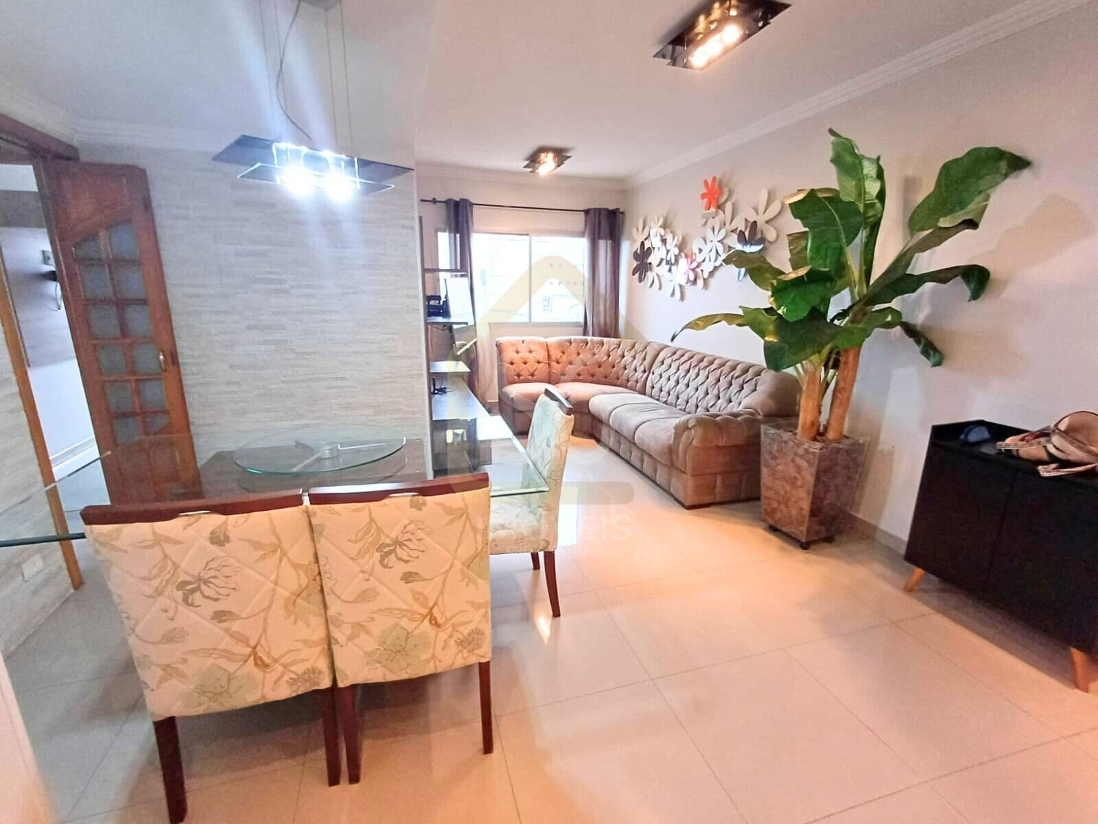 Apartamento à venda com 92m², 3 quartos sendo 1 suíte e 2 vagas de garagem