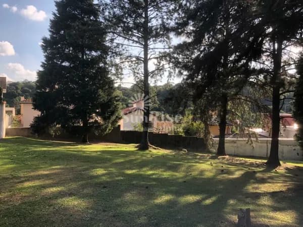 Terreno em Aldeia da Serra com 450m² por R$ 700mil no condomínio Morada dos Pinheiros.