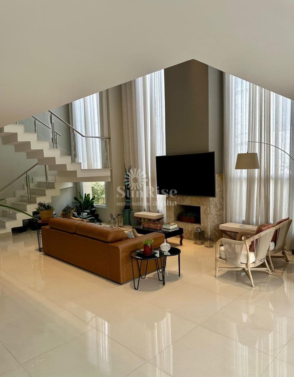 Casa à venda e locação em Alphaville com 5 quartos e 4 vagas 340m² por R$ 3.900.000 Gênesis I - Santana de Parnaíba/SP