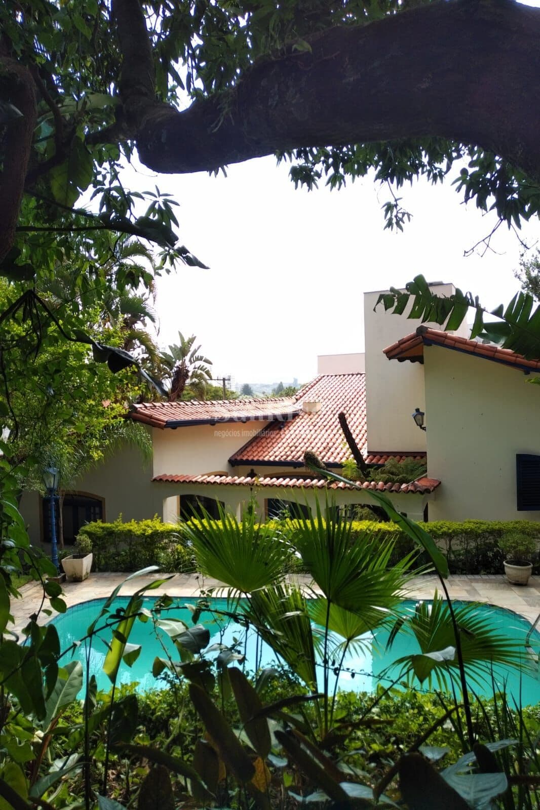 Casa de alto padrão à venda com 1.120m² de terreno - 3 quartos e 4 vagas - 332,50 m² AC por R$ 4.950.000 - Alphaville 3 - Santana de Parnaíba/SP
