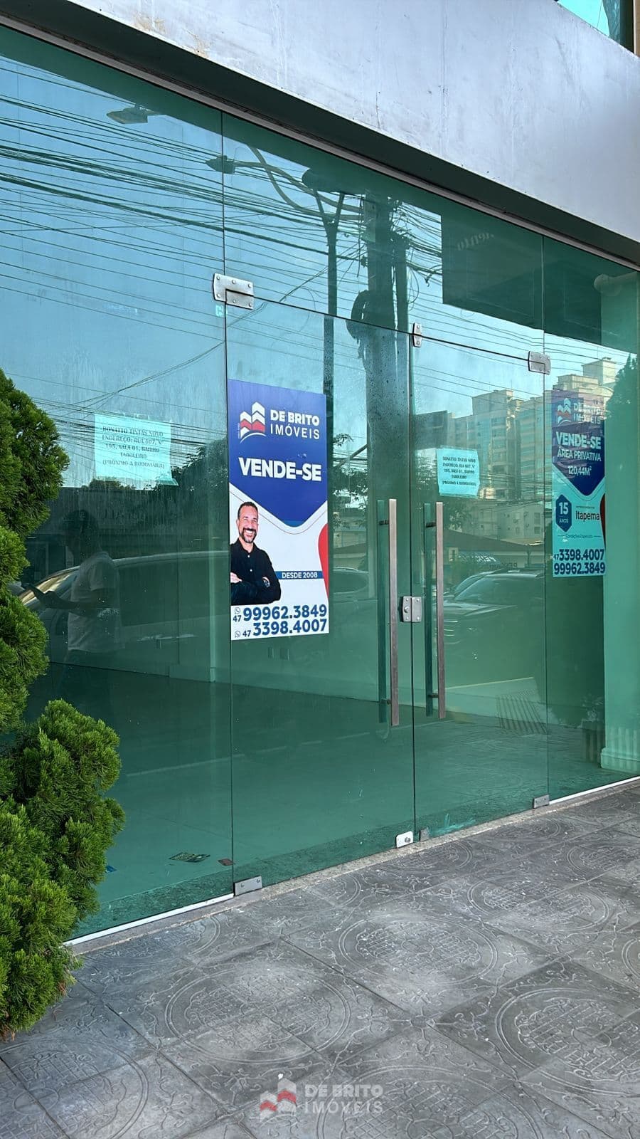 Sala comercial em Meia Praia frente avenida