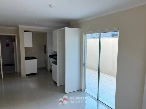 Apartamento diferenciado com 2 dormitórios em Meia Praia, Itapema/SC