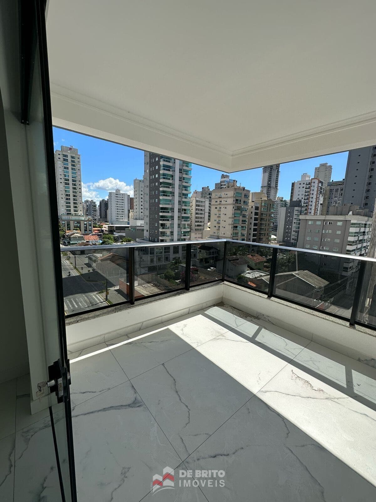 Apartameno a venda esquina com terceira avenida - meia praia