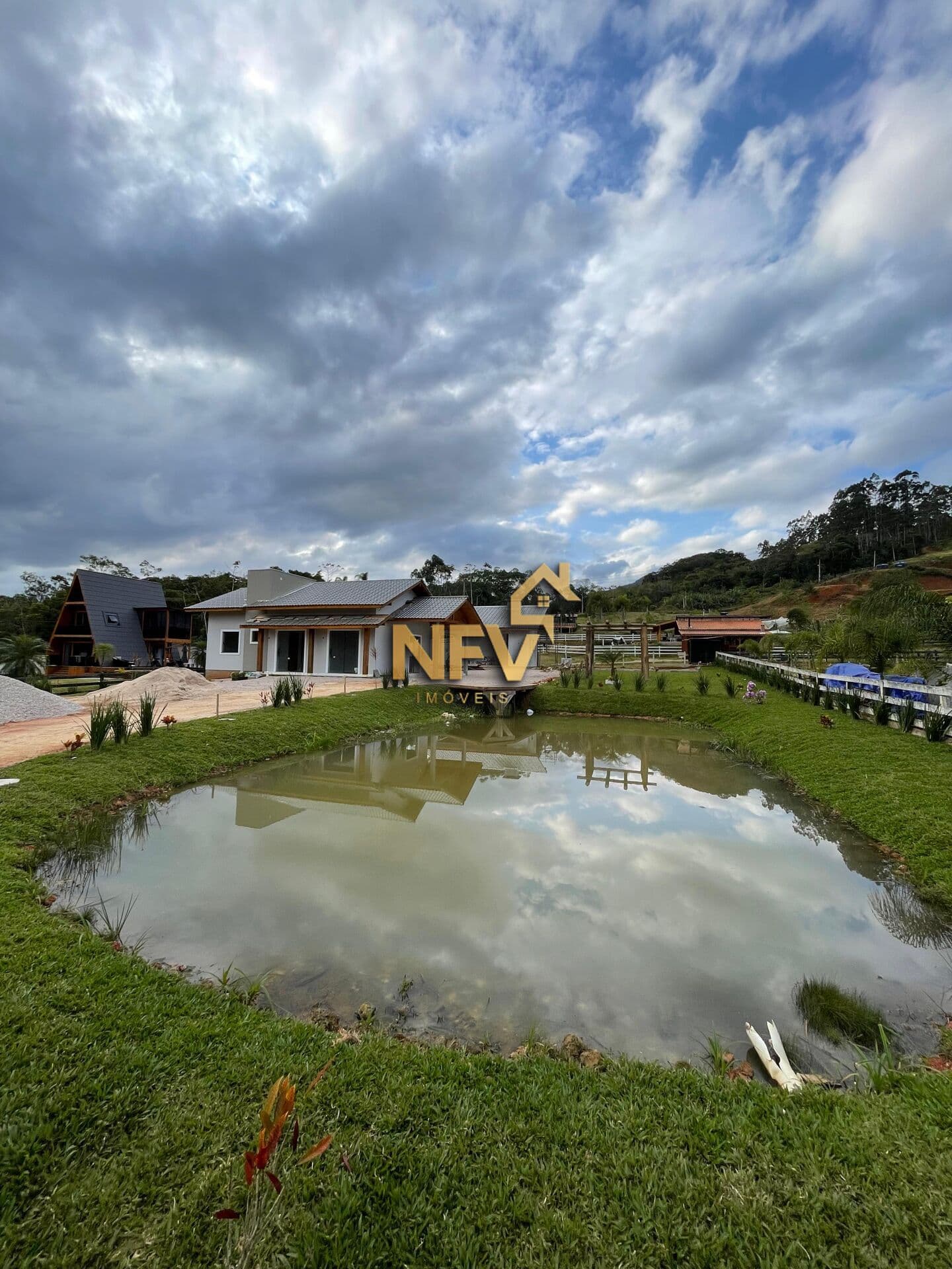 Chácara Com Lagoa e Piscina