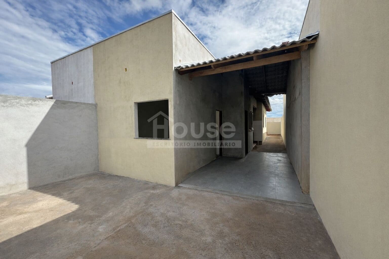 Casa Nova (fase final de obra) - 2 Quartos - Setor Bela Vista