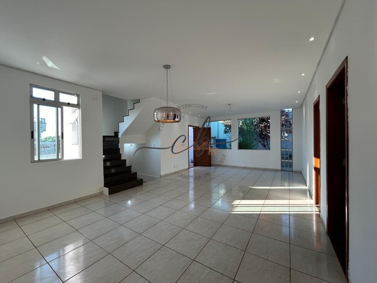 Excelente oportunidade! Casa em localização privilegiada no bairro Camargos, Belo Horizonte/MG.