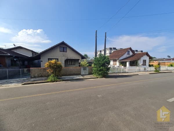 AMPLO TERRENO COM 2 CASAS NO CENTRO DE PIRABEIRABA
