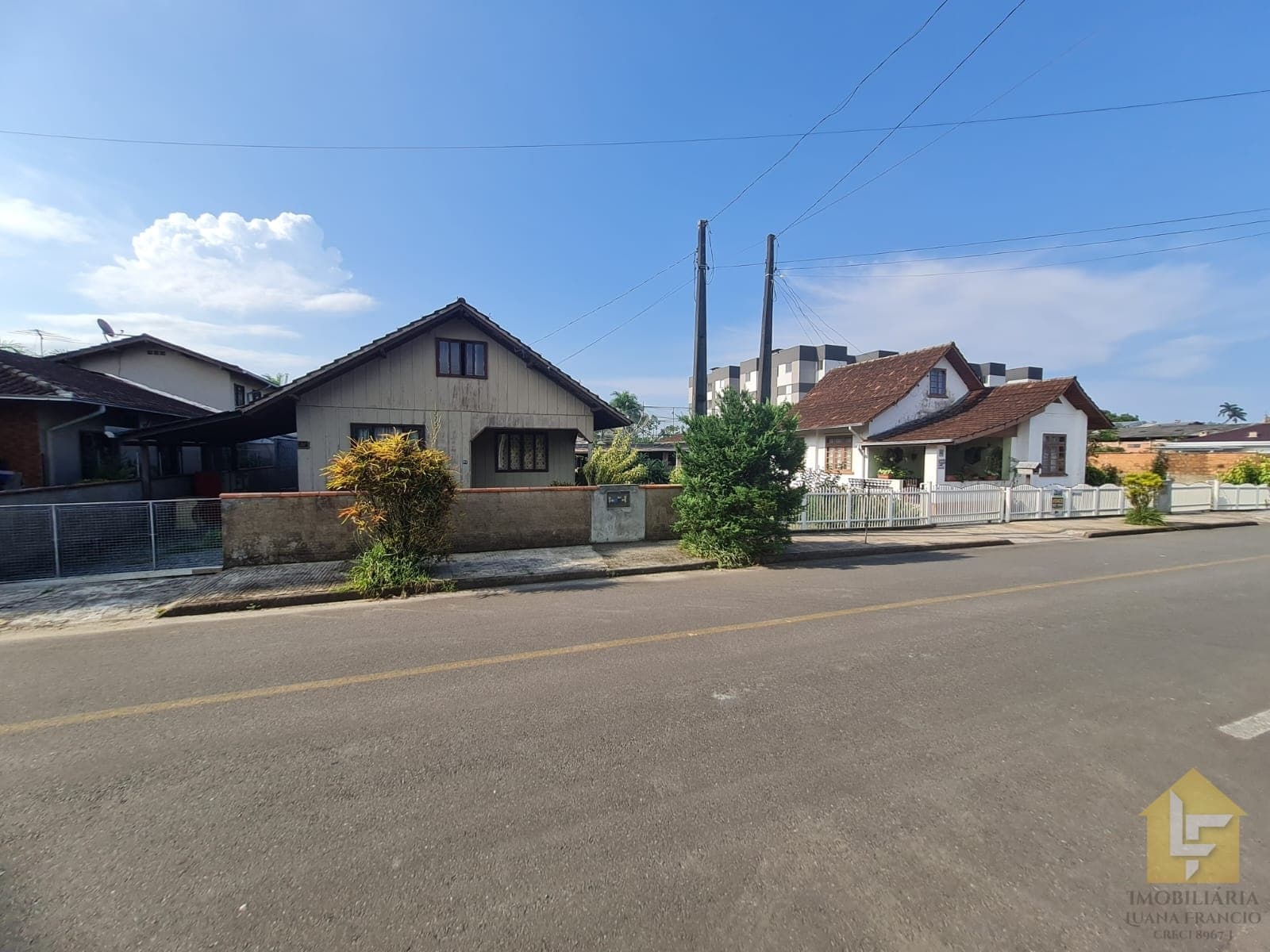 AMPLO TERRENO COM 2 CASAS NO CENTRO DE PIRABEIRABA