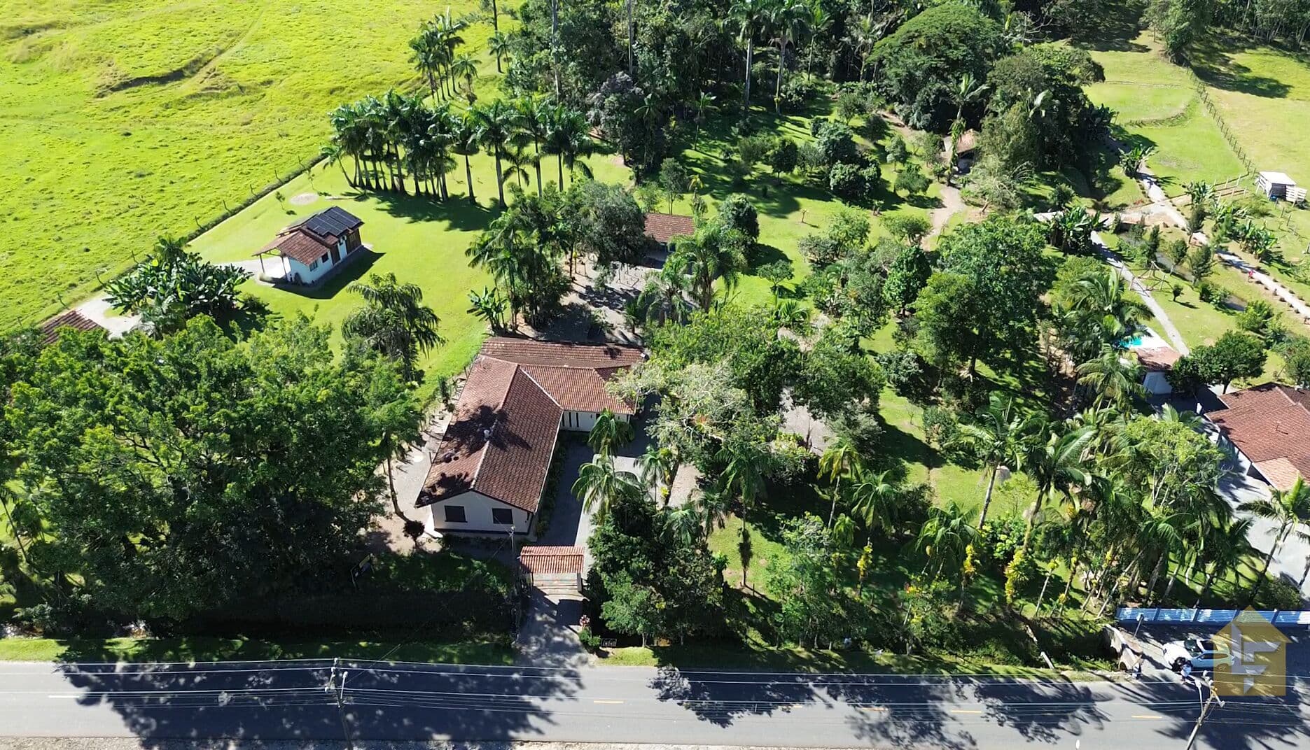 Chácara na Estrada Bonita com mais de 10 mil m² de área verde