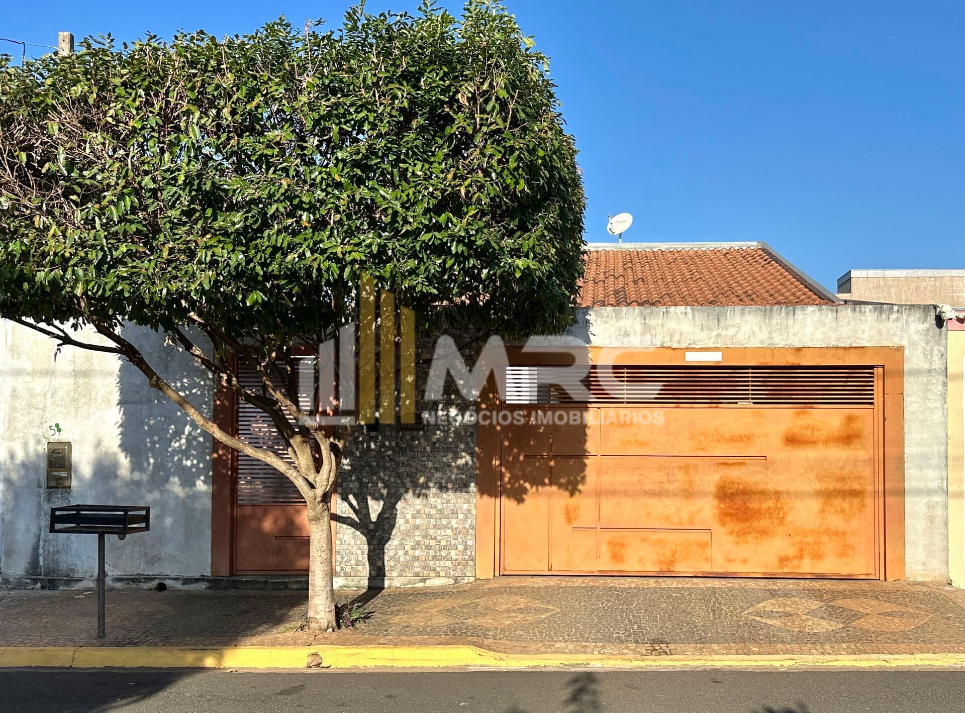 Casa com Edícula nos Fundos à Venda