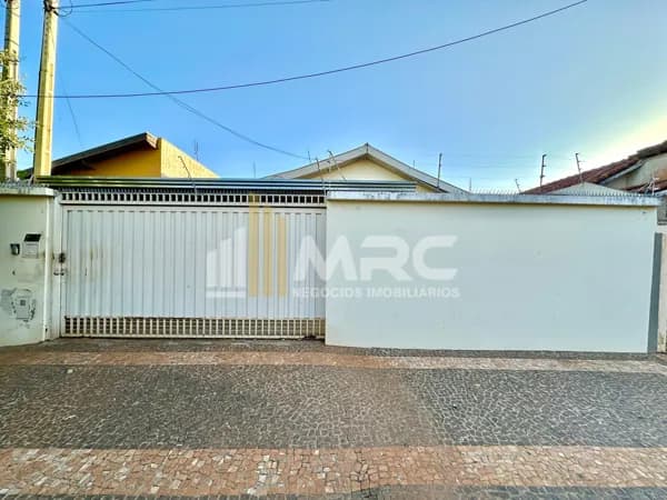 Casa à Venda em Guararapes em Avenida