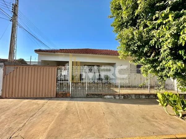 Casa à Venda no Centro de Guararapes