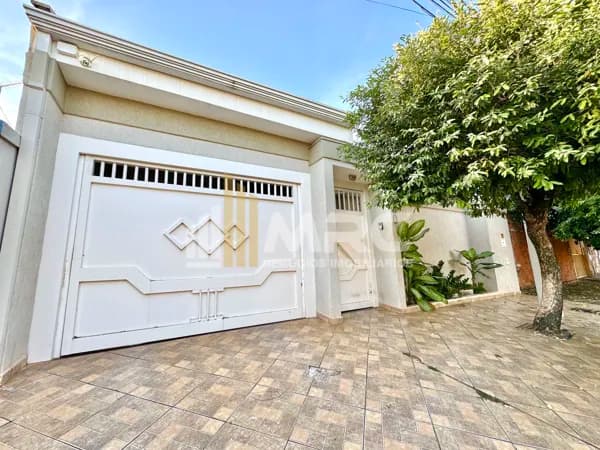 Casa com Piscina à Venda em Guararapes/SP