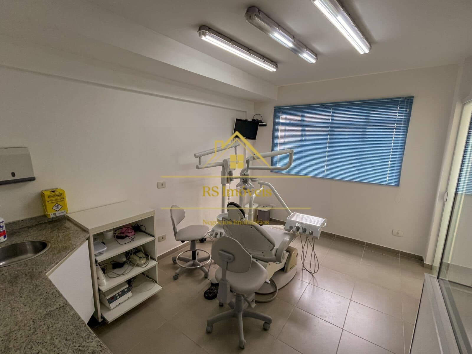 Sala Comercial com equipamentos odontologicos para venda no Bacacheri