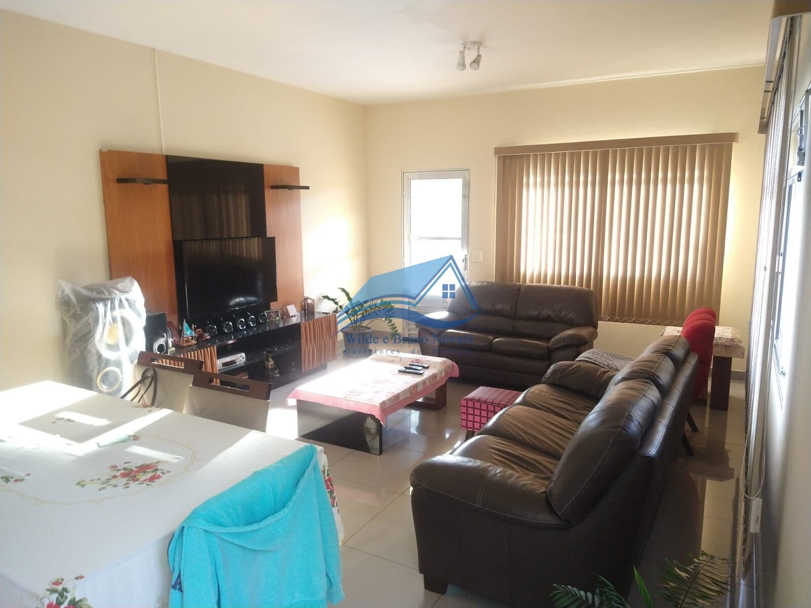 Casa Térrea de 3 dorms. 1 suíte com amplo galpão comercial